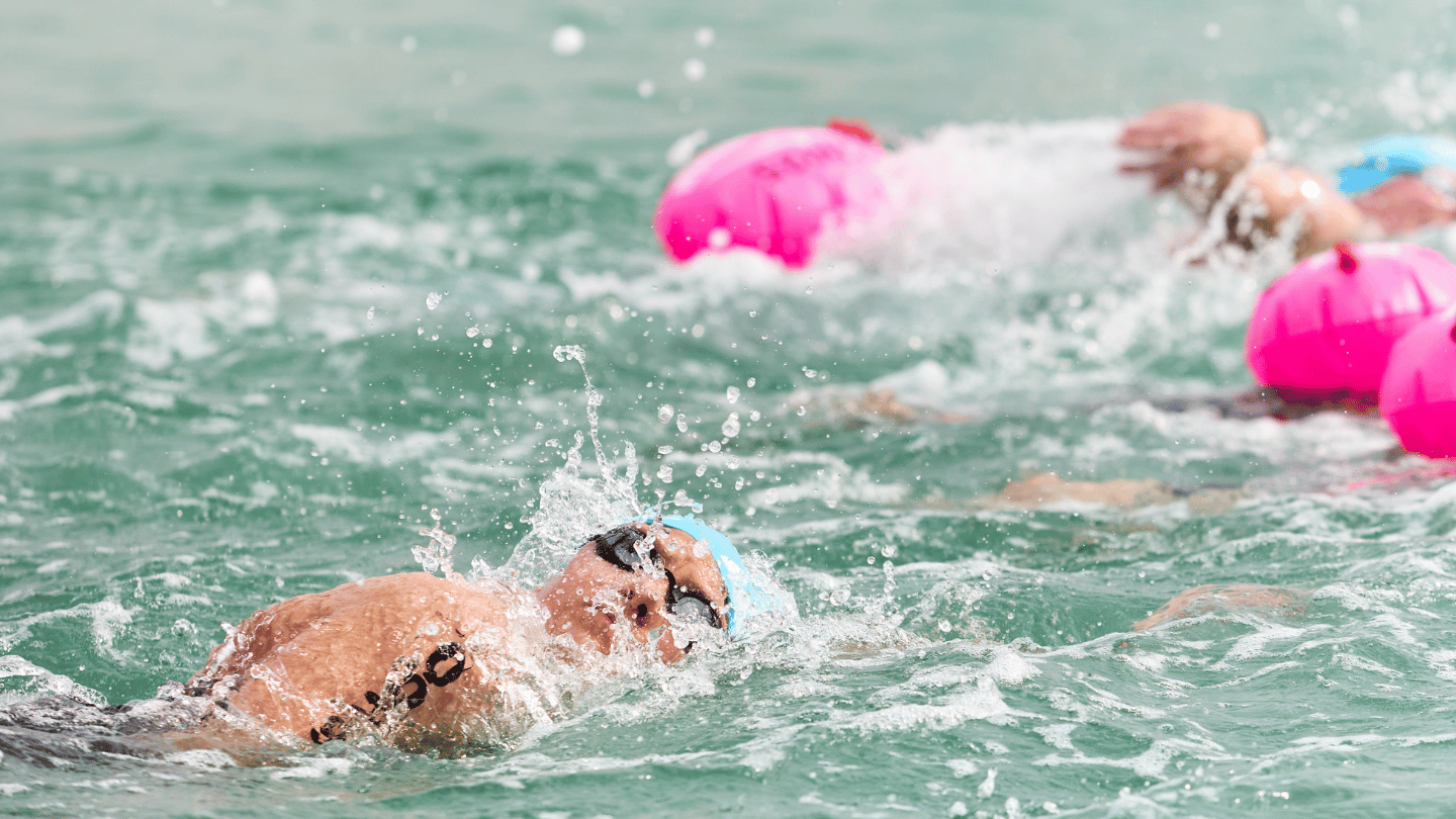 Учасник OCEANMAN World Final Championship 2025 долає дистанцію під час запливу у відкритій воді в Дубаї