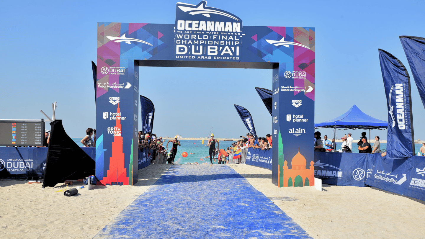 Фінішна зона OCEANMAN World Final Championship 2025 на пляжі Kite Beach у Дубаї